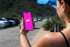 woman holding her phone and waiting for lyft app to load